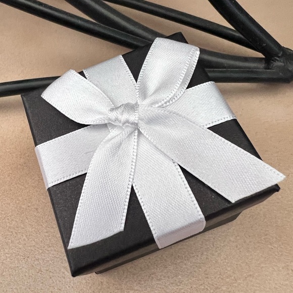 Exquisite Teardrop Halo Necklace New In Box - Picture 3 of 6